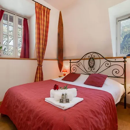 Sleeps 4 *